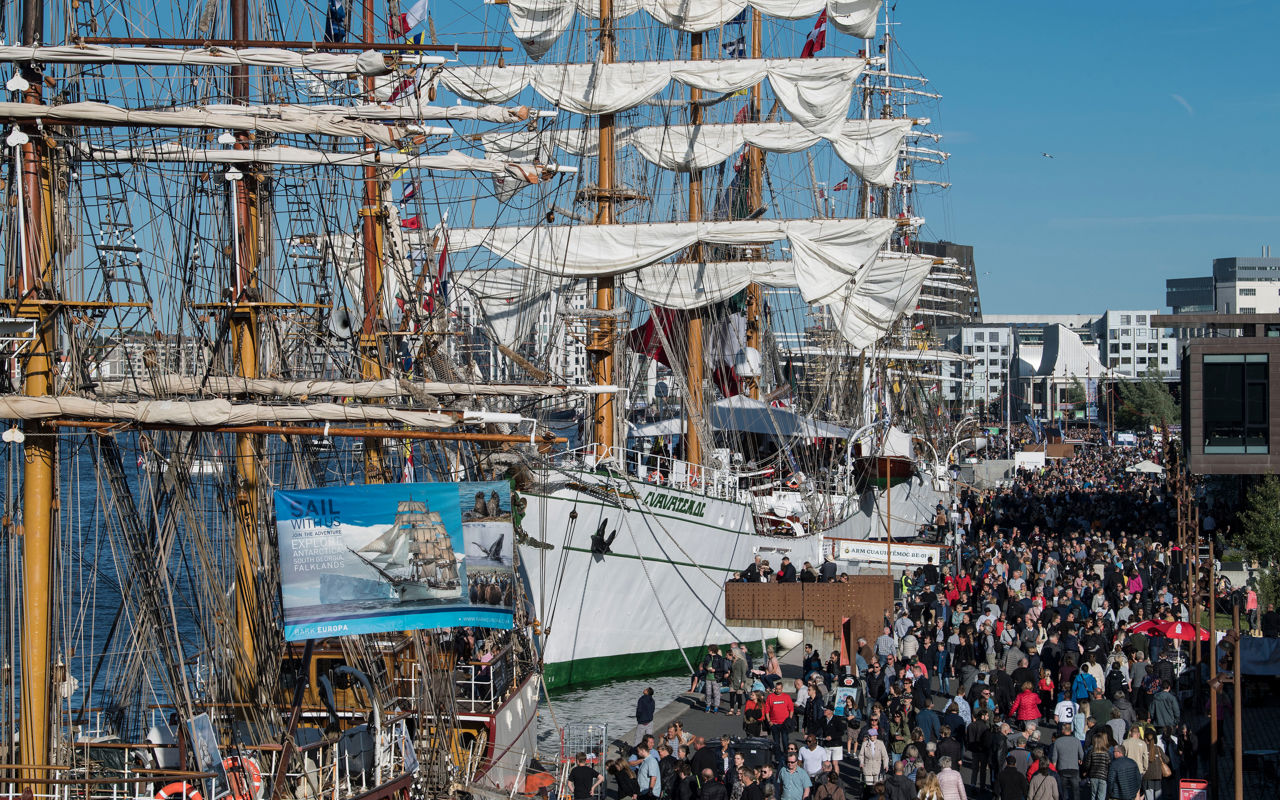 Skibe og mennesker på havnefronten
