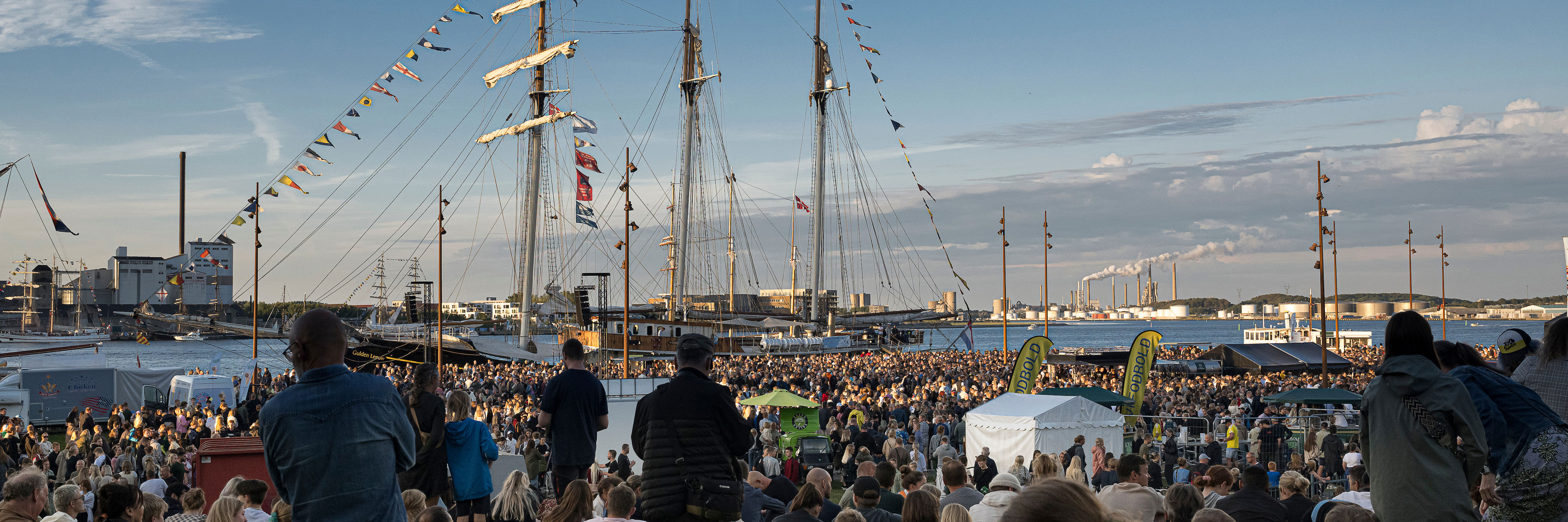 Menneskemængde der kigger ud over havnefronten