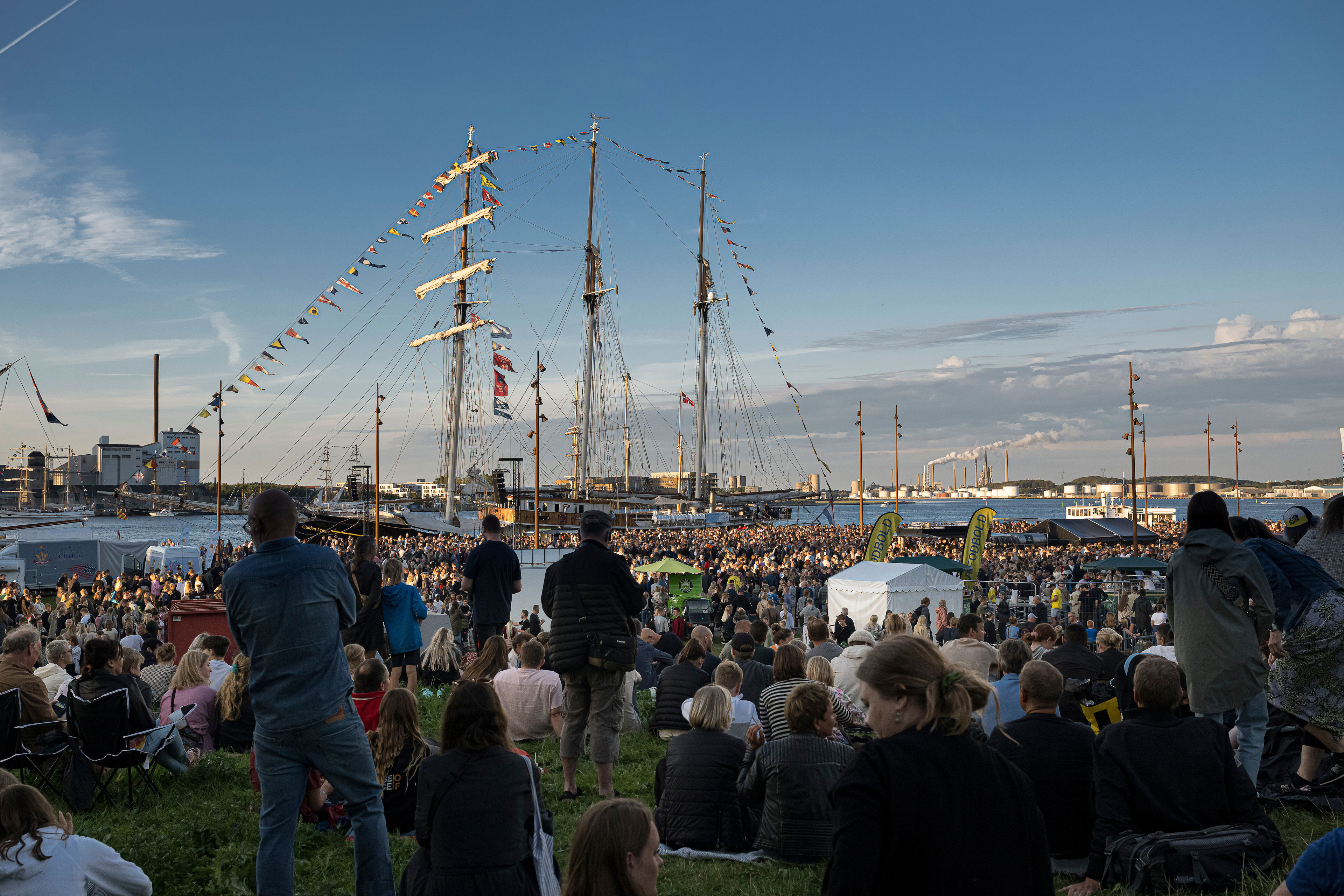 Menneskemængde der kigger ud over havnefronten