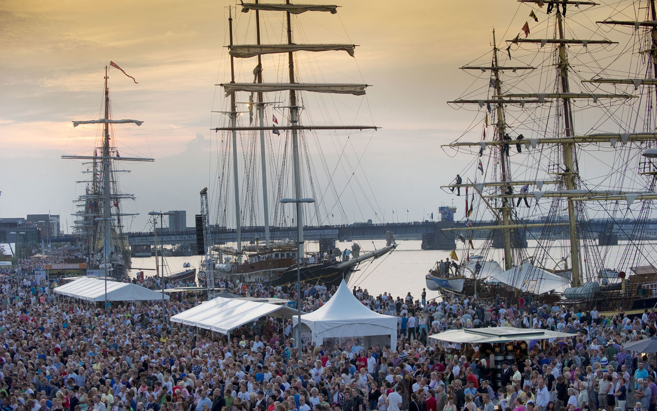 Mennesker på havnen
