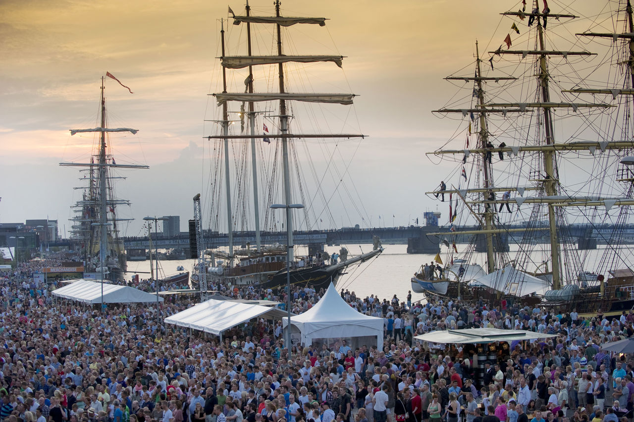 Mennesker på havnen