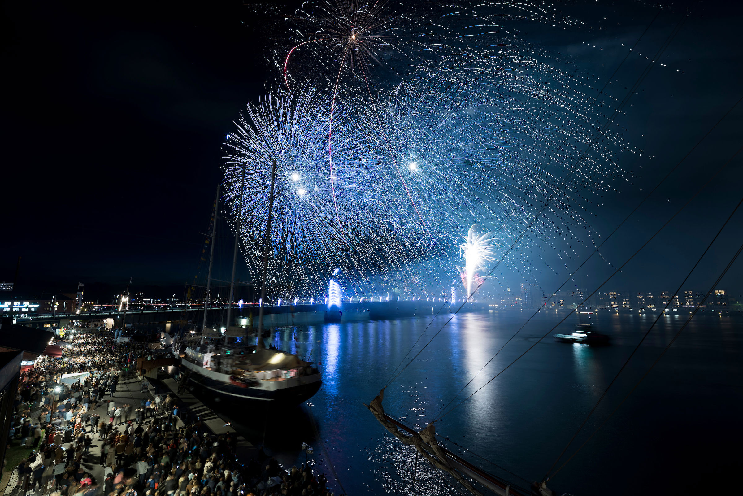 Fyrværkeri på havnefronten til Tall ships races om aften