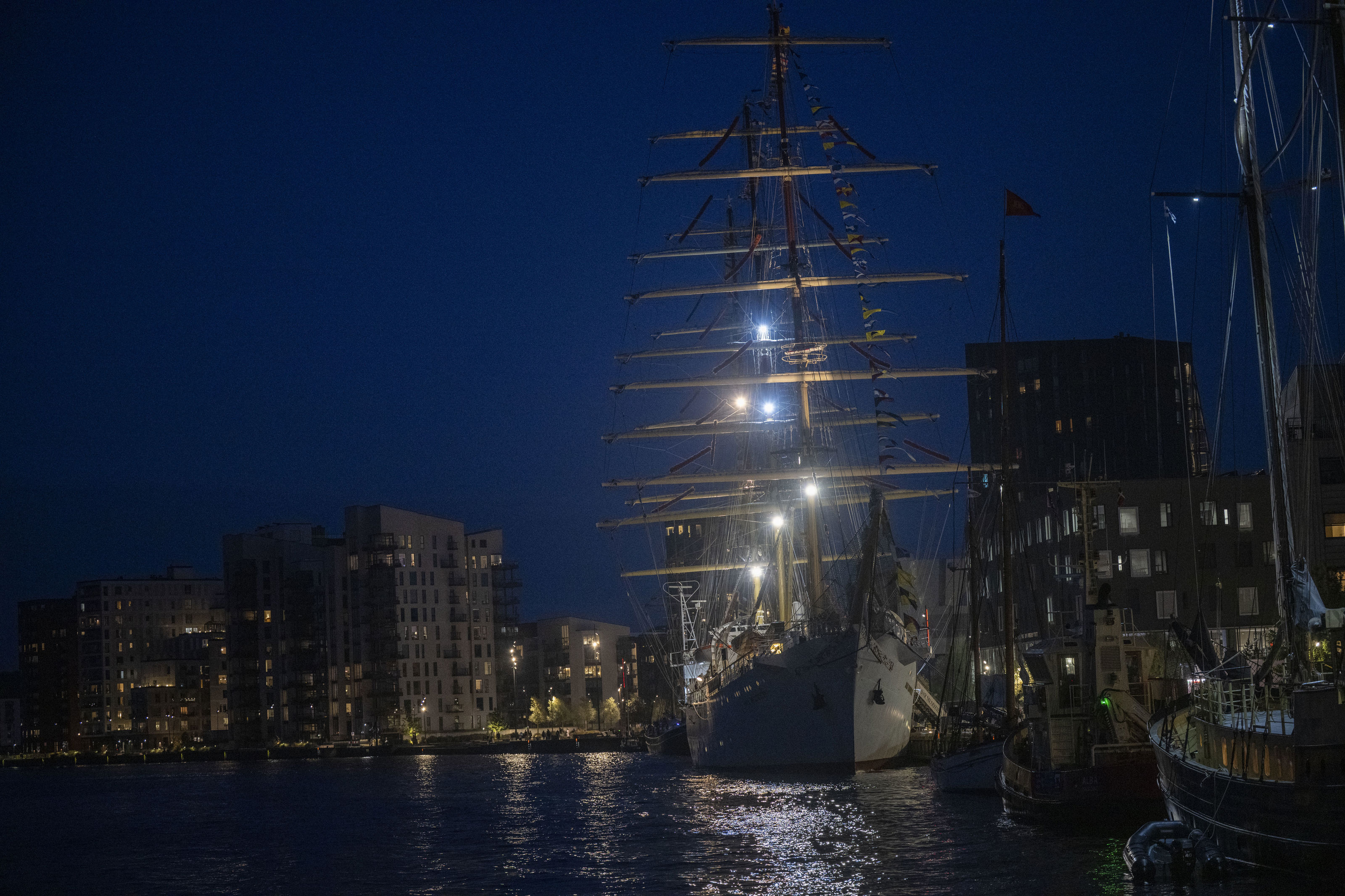 Skib om aftenen på havnefronten