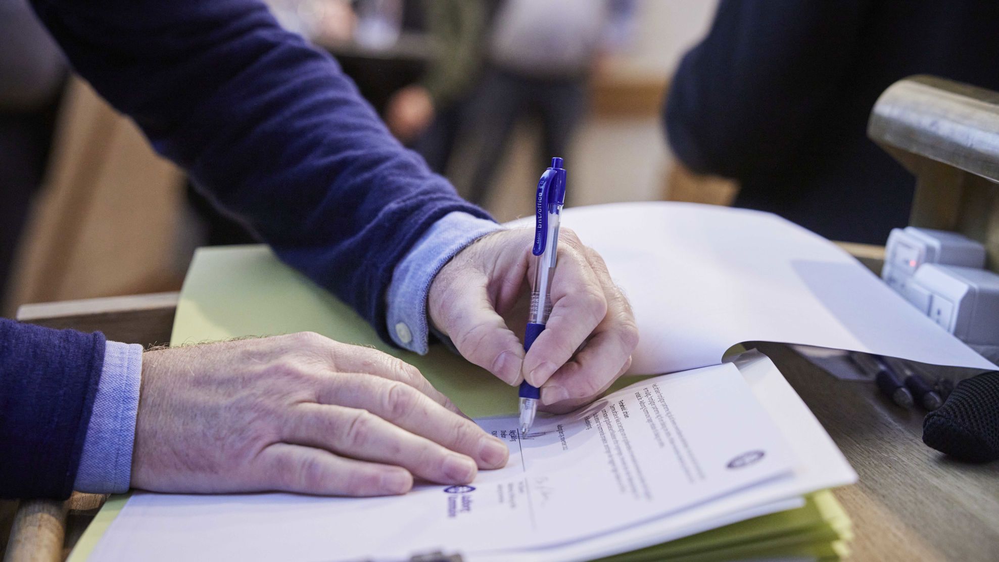 Person der er ved at underskrive dokument